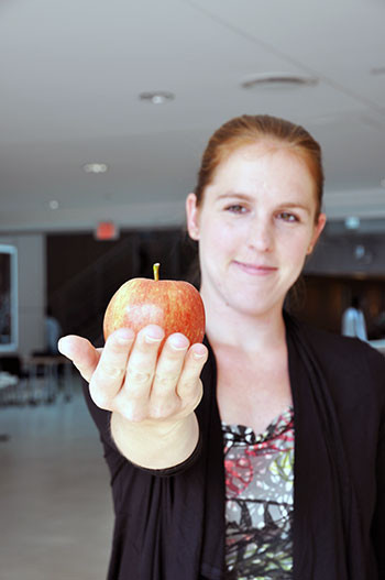 Rhiannon Wallace, a PhD candidate at UBC Okanagan’s campus, has developed a way to protect apples from rotting.